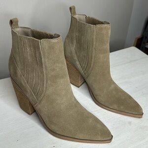 Marc Fisher Alva Pointy Toe Women’s Bootie Light Natural Suede | Size 8.5